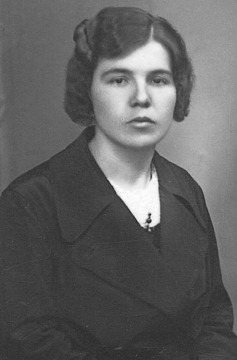 Jožefa Lenček,najmlajša sestra Ivana lenčka, , 1950 poročena k Želetovim na Pivko. Narodno nošo je sešila leta 1930-35 (1)